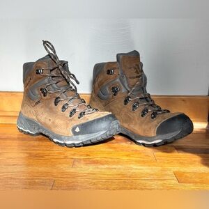 Like new! Vasque Women’s St Elias Hiking Boot Size 10. EU 41.5